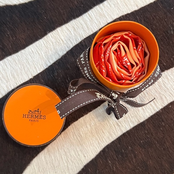 Authentic Vintage Hermes Orange and Light Orange Ribbon Print Twilly - Picture 3 of 5